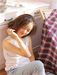 《女主直播给粉丝脱内衣-离婚后和儿子做了三年》